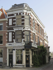 908618 Gezicht op het winkelhoekpand Nieuwegracht 24 te Utrecht, met rechts de Herenstraat.N.B. bouwjaar: 1899nummering ...